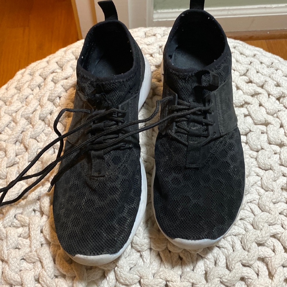 Used Womens Nike black mesh shoes